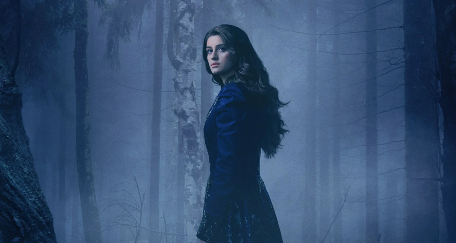 Anya Chalotra como Yennefer de Vengerberg.