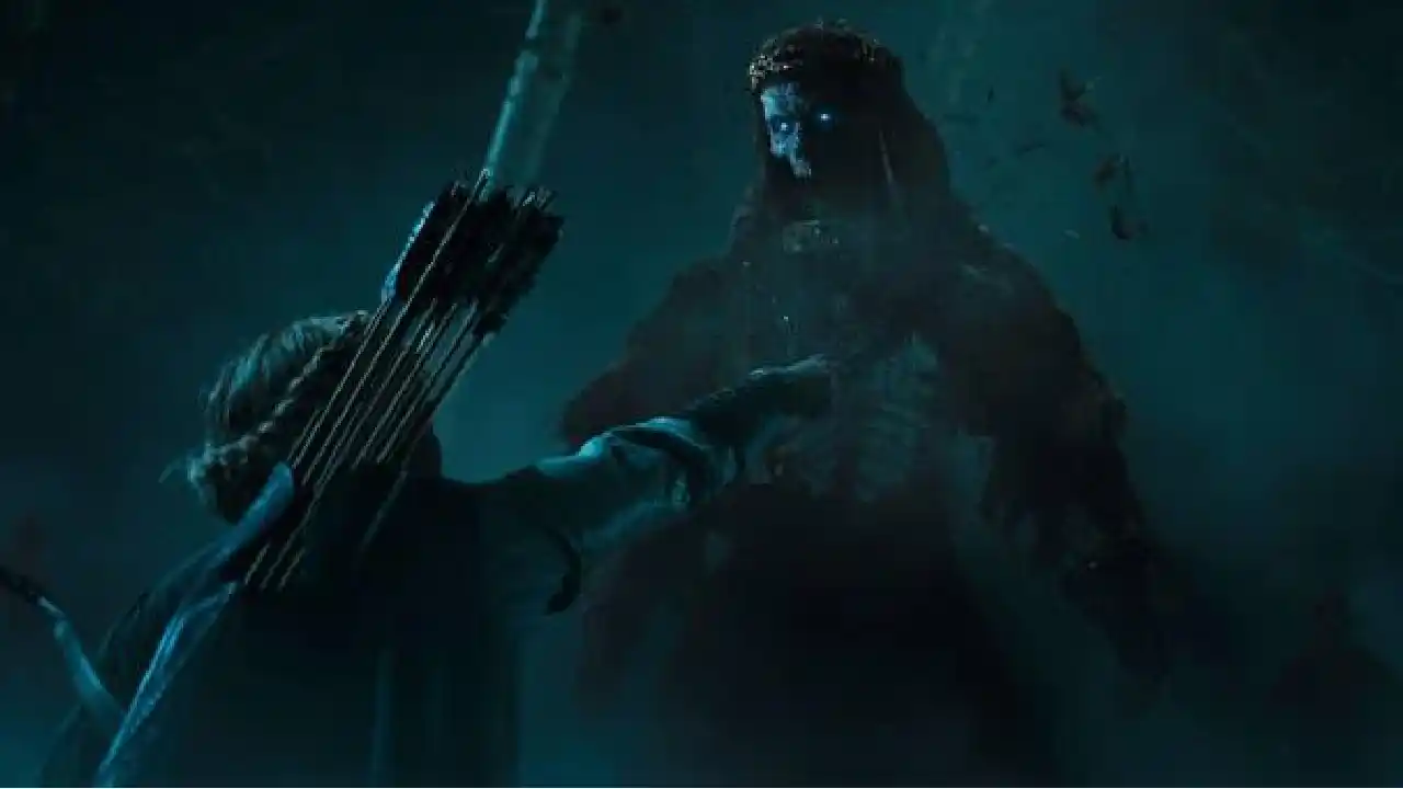 Galadriel haciéndole frente a un tumulario en la segunda temporada de Los Anillos de Poder