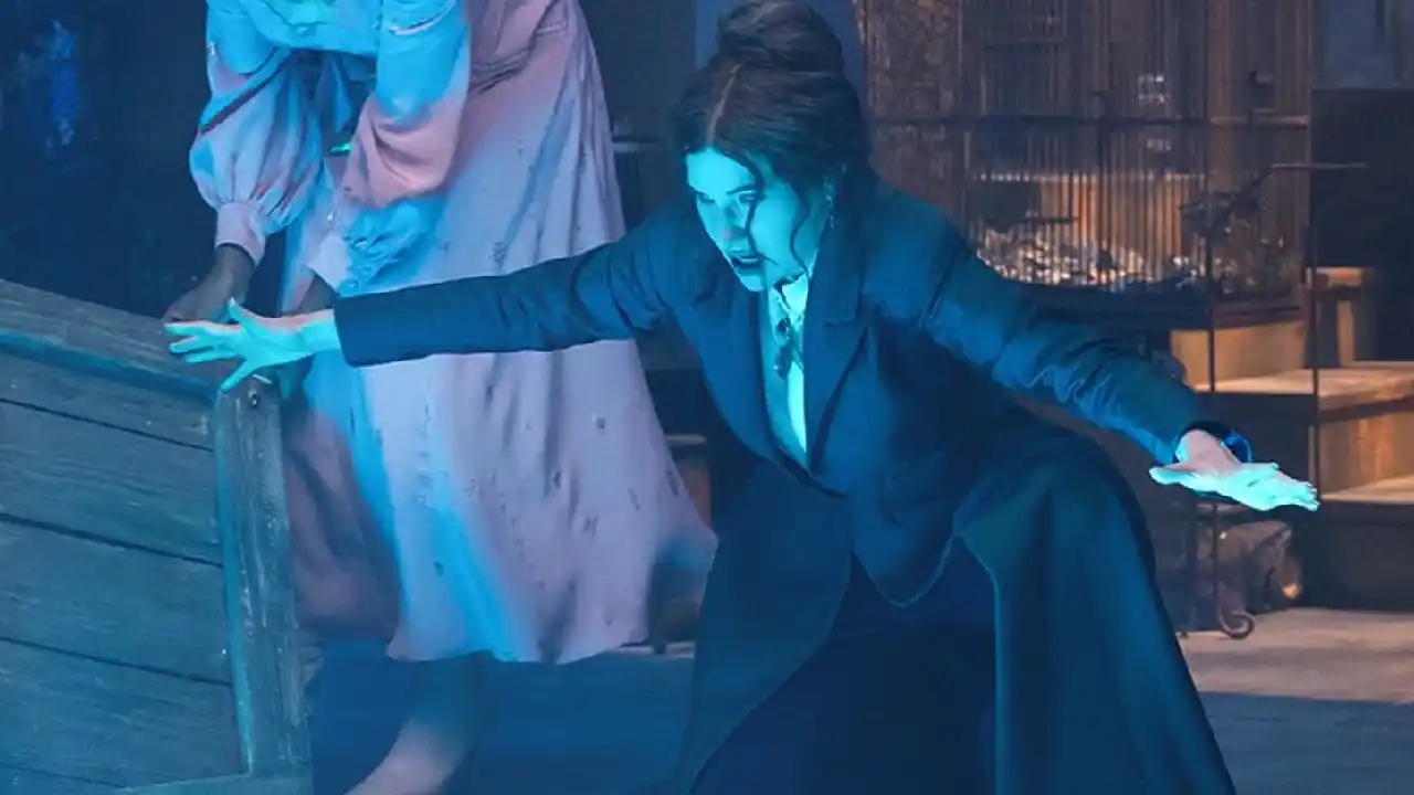 Agatha descubriendo la entrada al Sendero de las Brujas en el episodio 2 de Agatha All Along.
