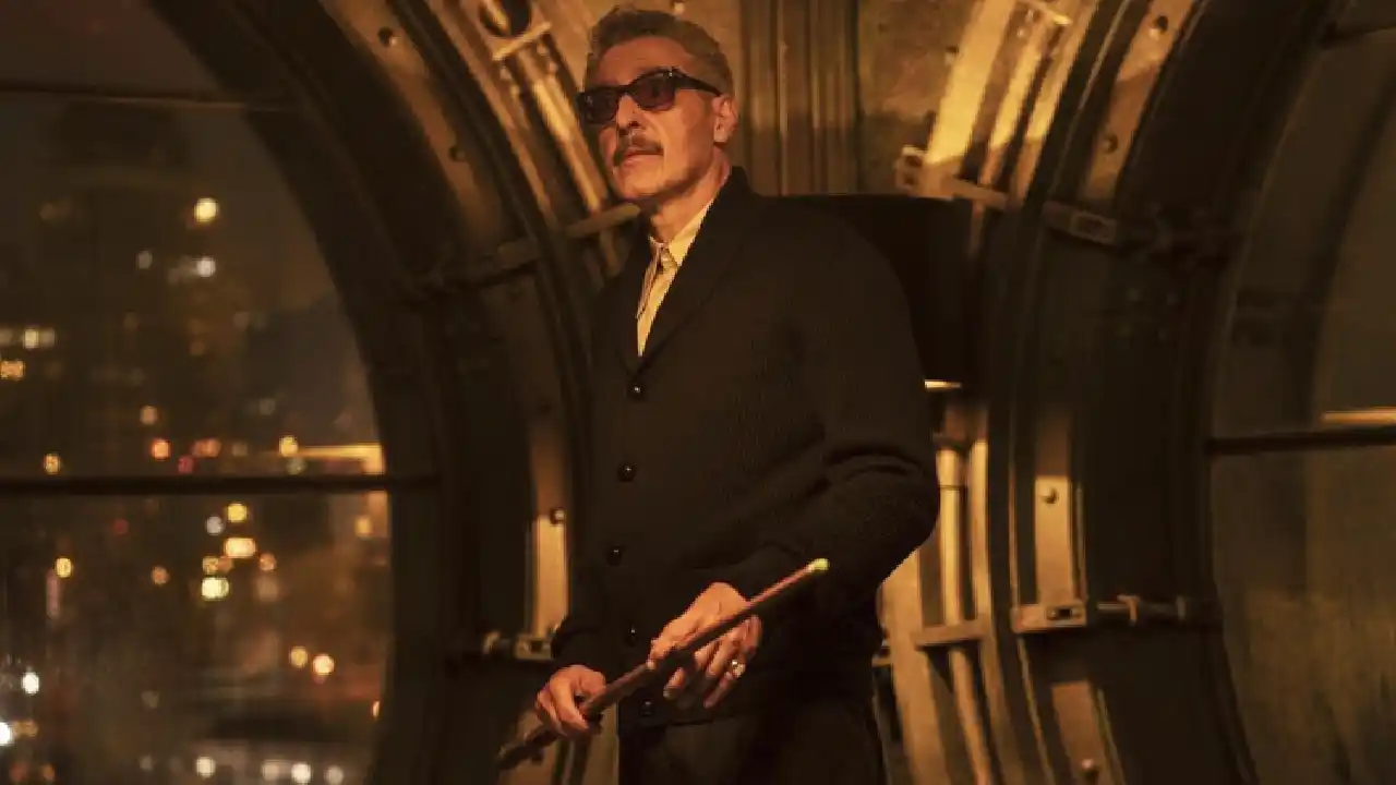 Carmine Falcone llevando el anillo de Maroni en The Batman.
