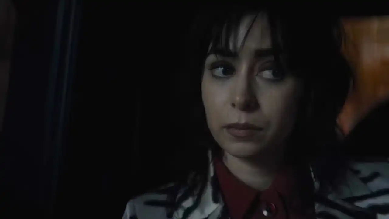 Sofia Falcone escucha en la radio que la criminalidad en Gotham ha crecido desde The Batman.