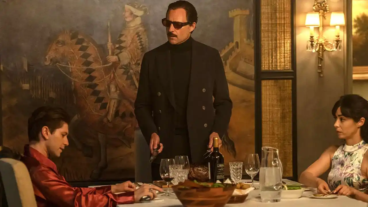 Carmine Faclone con sus hijos en el cuarto episodio de The Penguin.