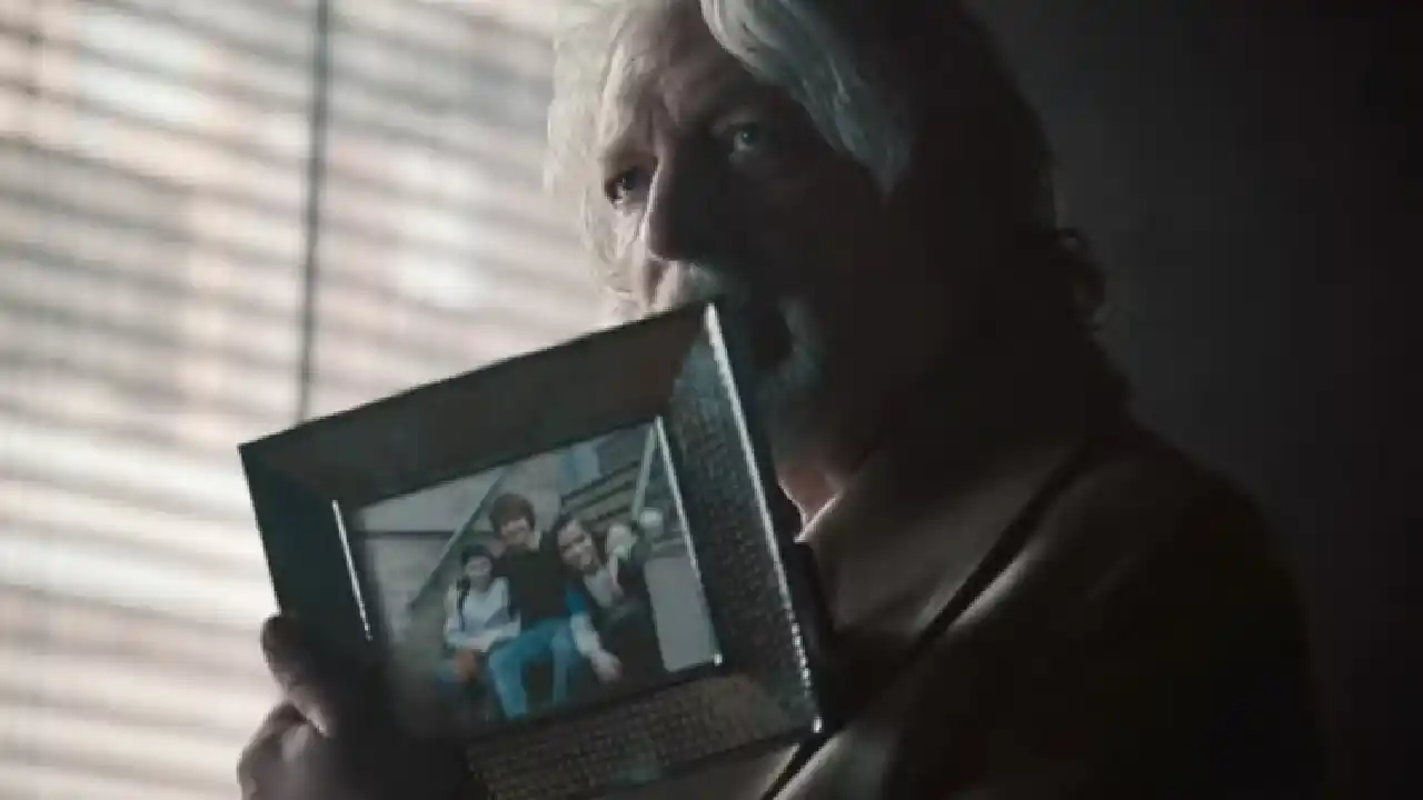 Vemos a los hermanos de Oz en una fotografía encontrada por Sal Maroni.