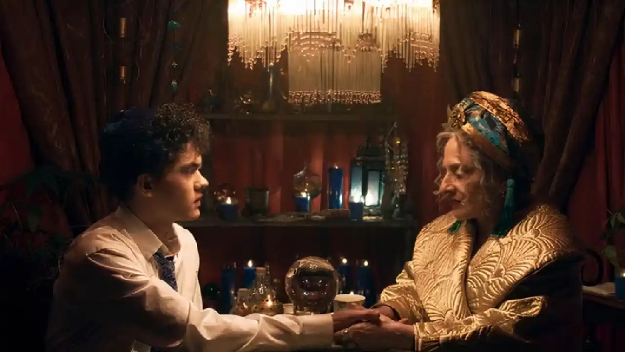 Lilia Calderu le lee las manos a Billy Kaplan en el episodio seis de Agatha All Along.