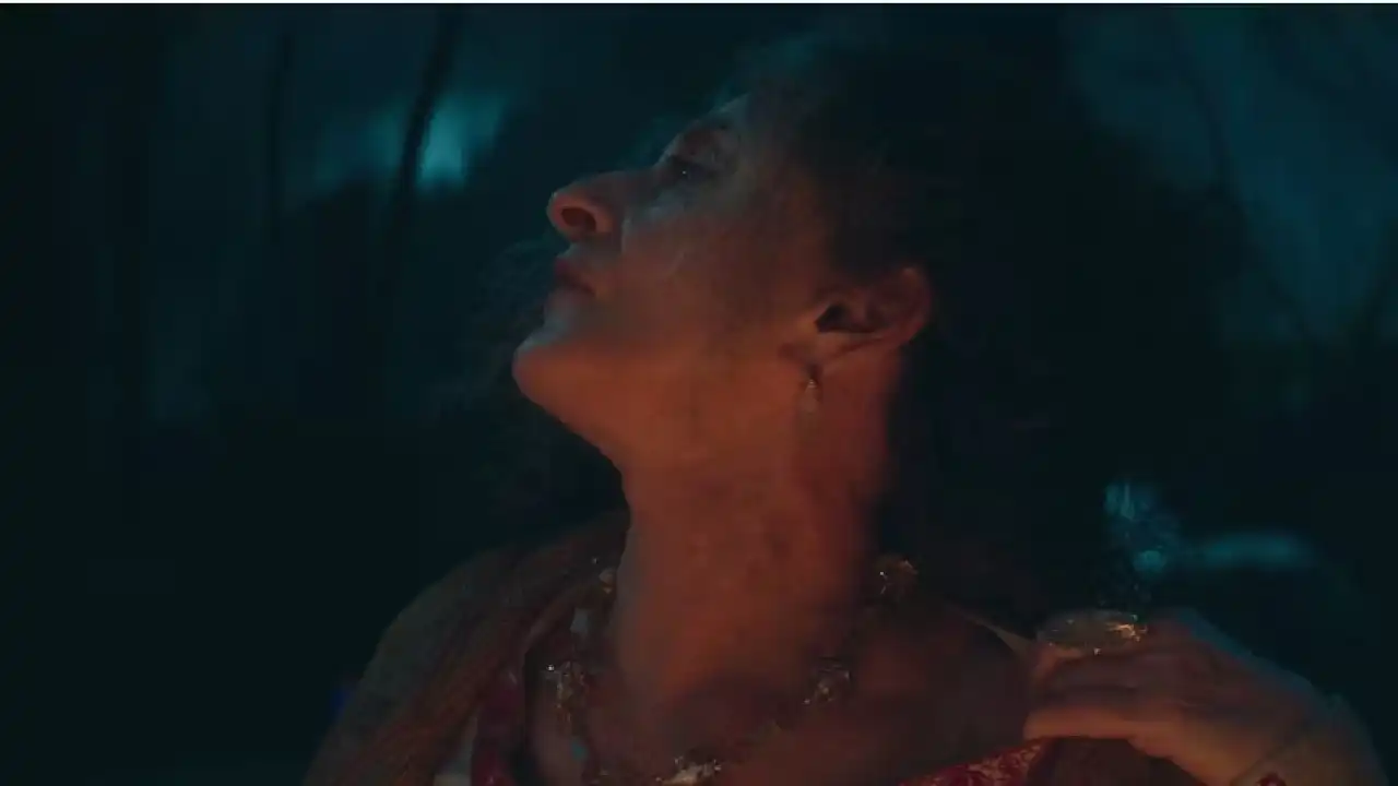 Lidia Calderu tiene una mordedura de vampiro en Agatha All Along.