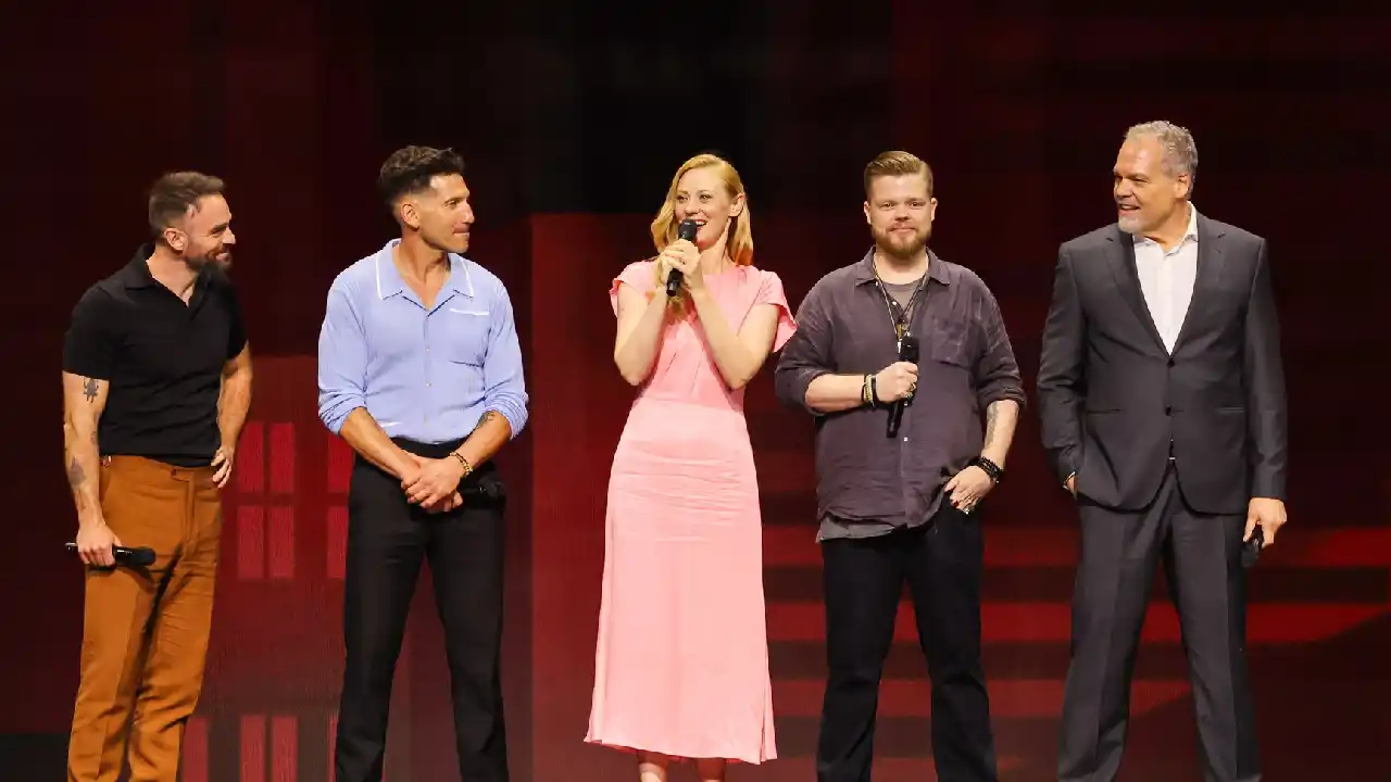 Parte del reparto de Daredevil Born Again en el escenario de la D23.