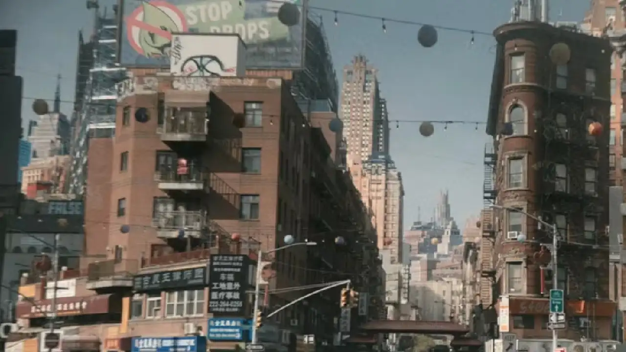 El cartel de Stop Drops visto en el episodio 3 de The Penguin, también aparece en la película de The Batman.