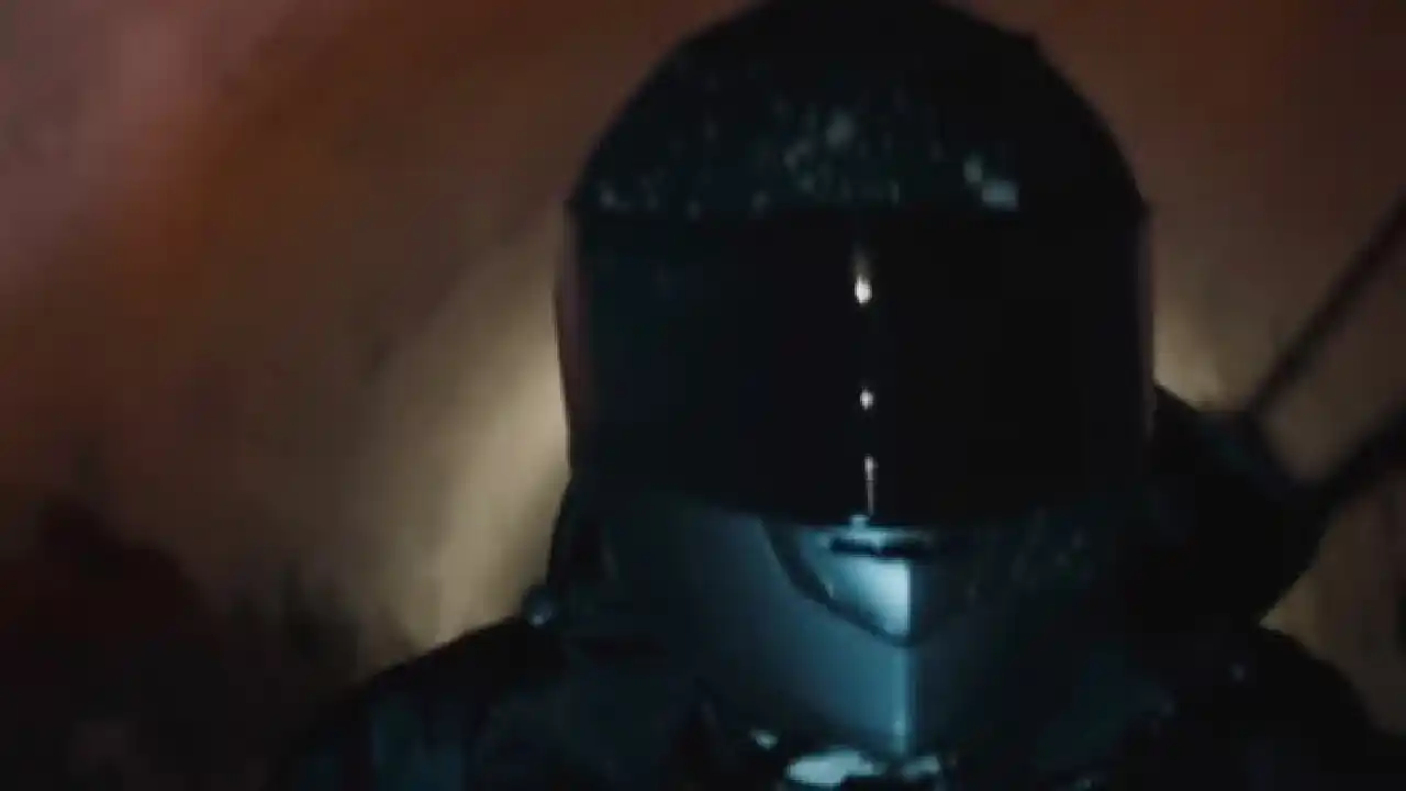 Victor Aguilar en moto en el episodio 6 de The Penguin.