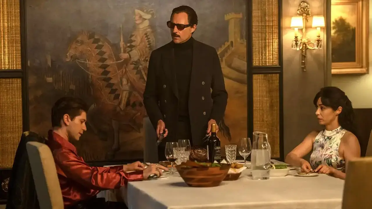 ¿Quién interpreta a Carmine Falcone en The Penguin? 