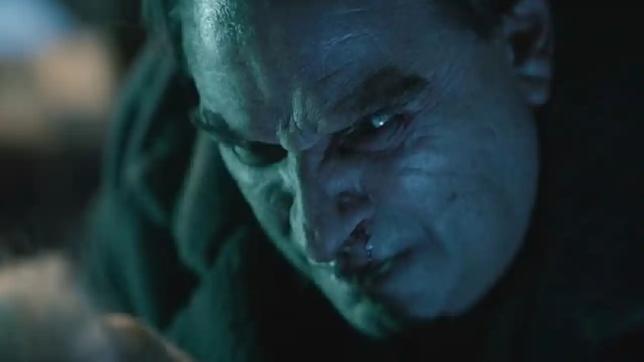 Oz celebrando la muerte de Maroni en una escena similar a la de The Batman.