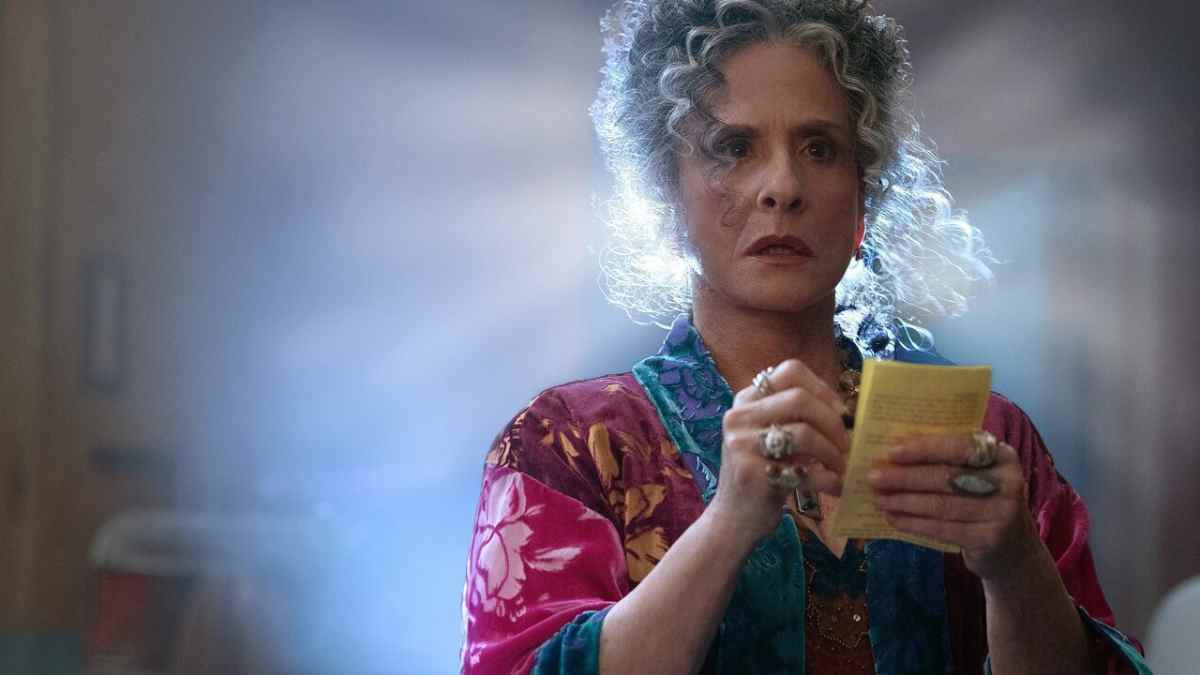 Patti LuPone en la serie de Agatha All Along.