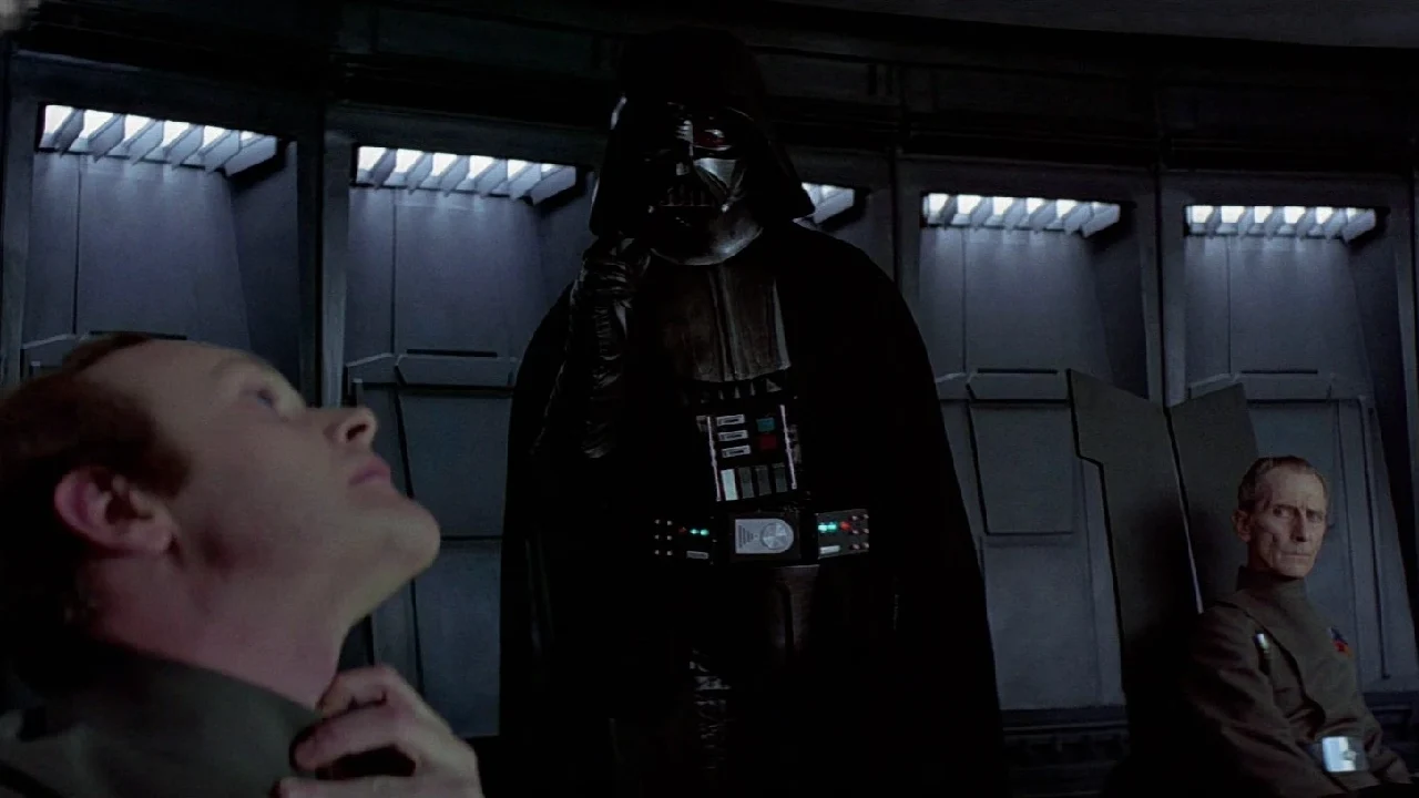 Darth Vader estrangula al almirante Motti