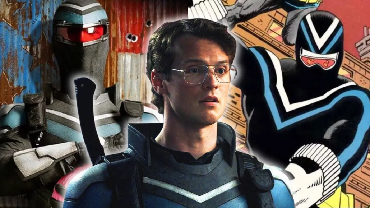 Vigilante en Peacemaker interpretado por Freddie Stroma junto a sus versiones clásicas de los cómics de DC.