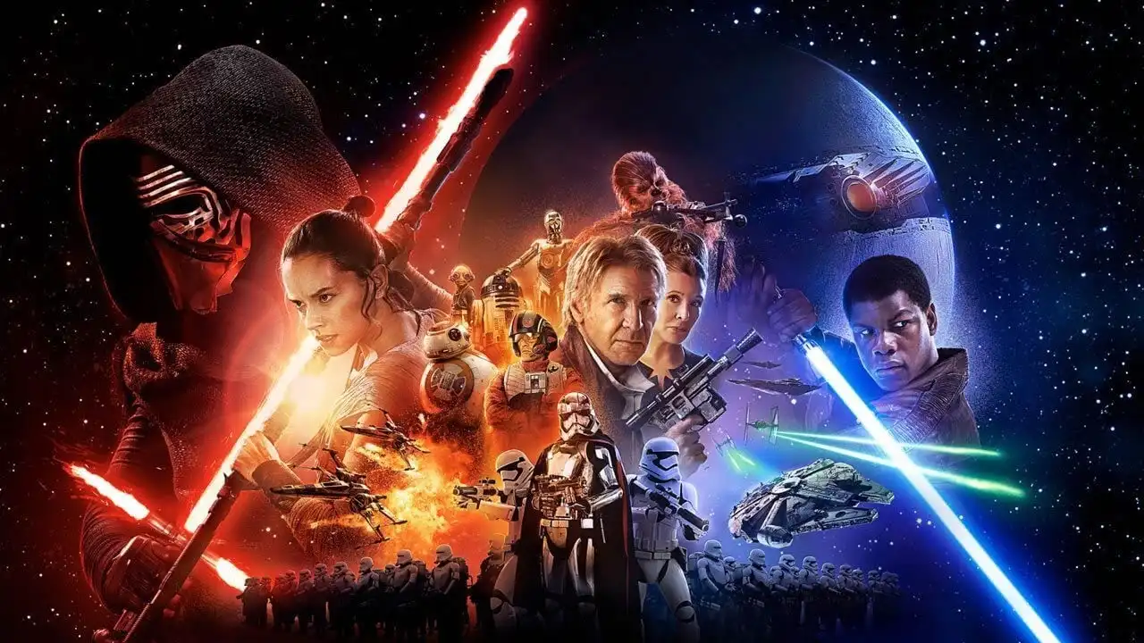 Póster de Star Wars: The Force Awakens con Rey, Kylo Ren, Han Solo, Leia y Finn, la película más rentable de la saga según Forbes.