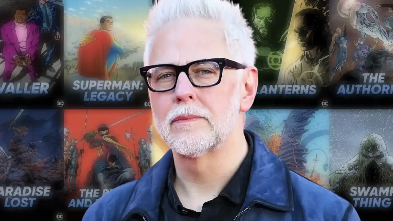 James Gunn en primer plano con los proyectos del DCU que están en desarrollo en la parte de atrás