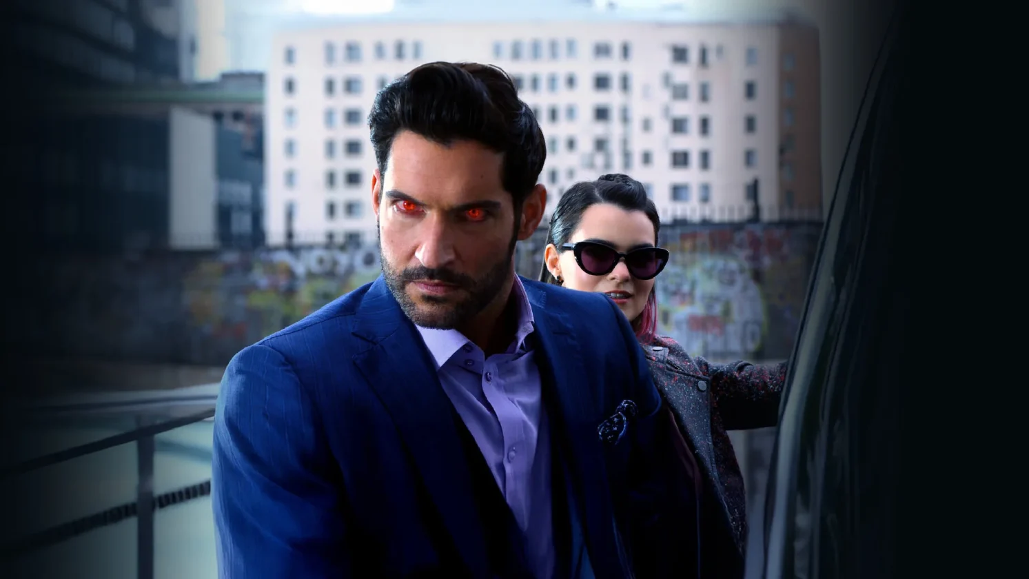 Tom Ellis interpretando a Lucifer Morningstar en la serie de Netflix, personaje con el que alcanzó fama antes de audicionar para Reed Richards en Marvel.