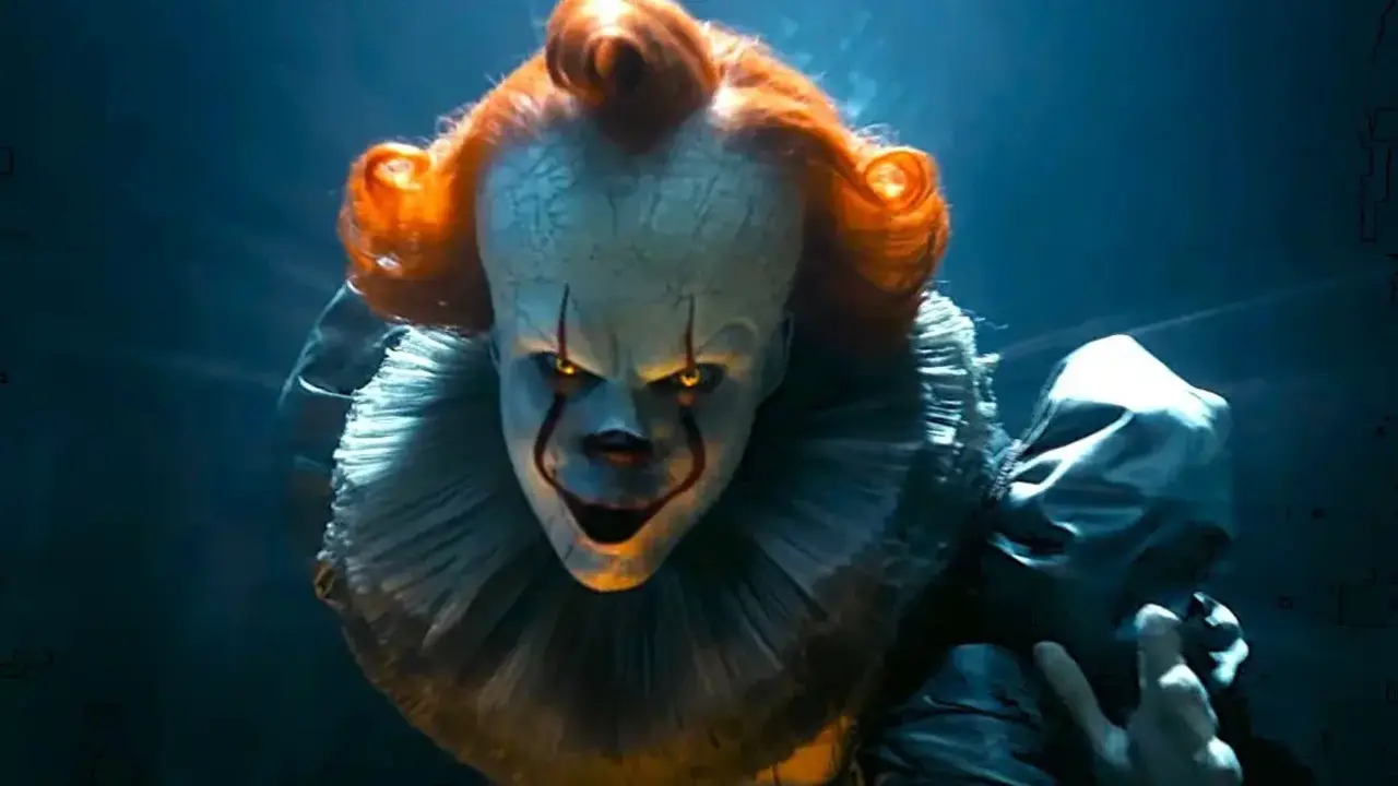 Bill Skarsgard como Pennywise el payaso en una nueva imagen promocional de IT: Bienvenidos a Derry