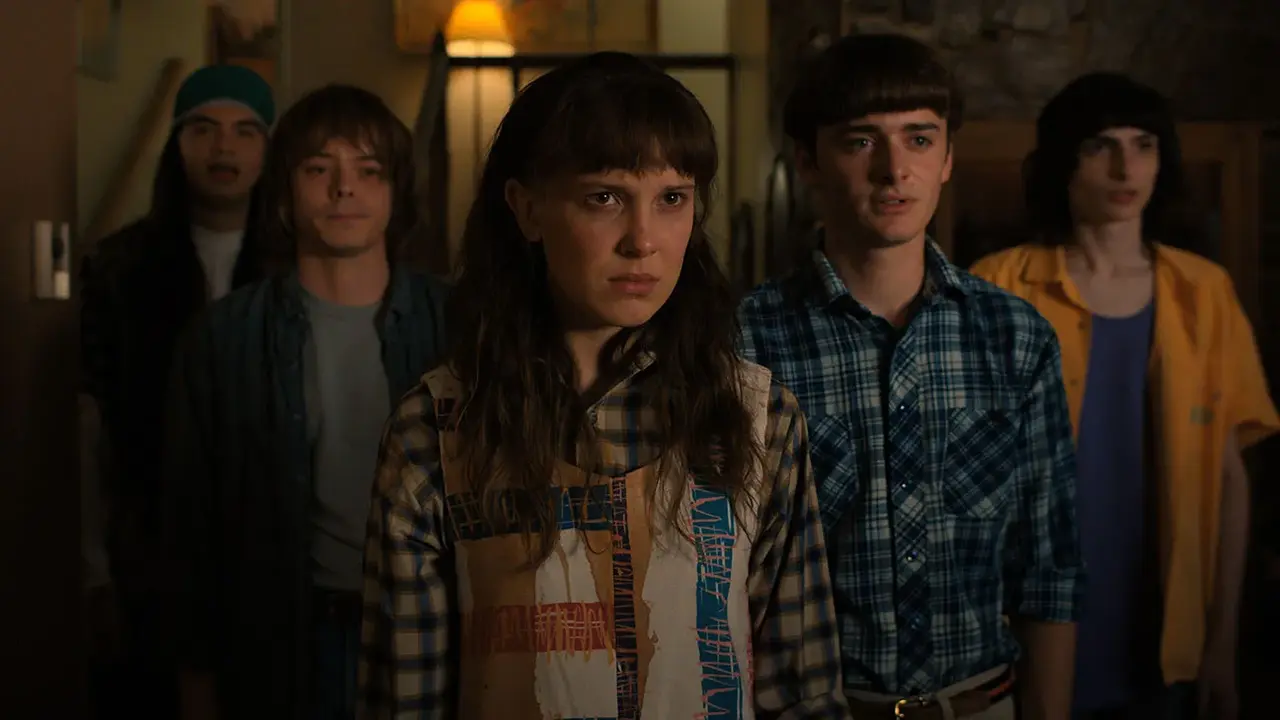 Millie Brobby Brown como Eleven delante de sus amigos en la temporada 4 de Stranger Things