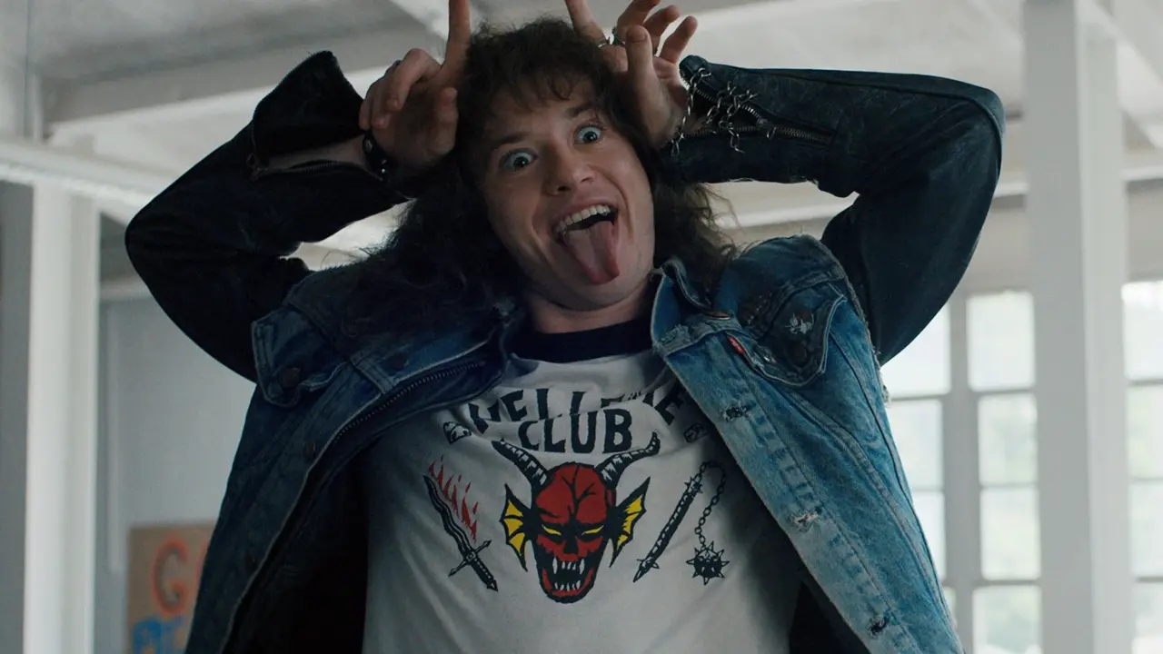 Joseph Quinn interpretando a Eddie Munson en la temporada 4 de Stranger Things