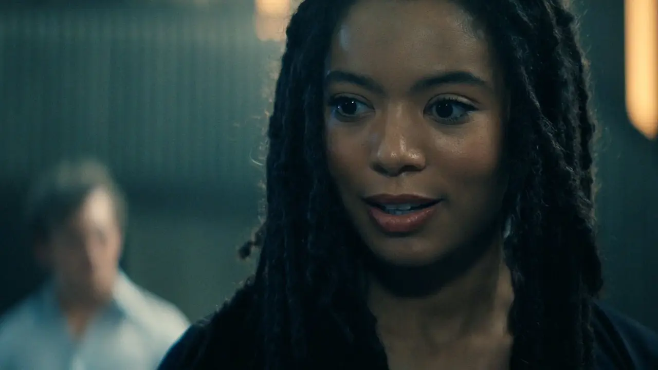 Jaz Sinclair interpretando a Marie Moreau mientras de fondo aparece Thomas Godolkin.