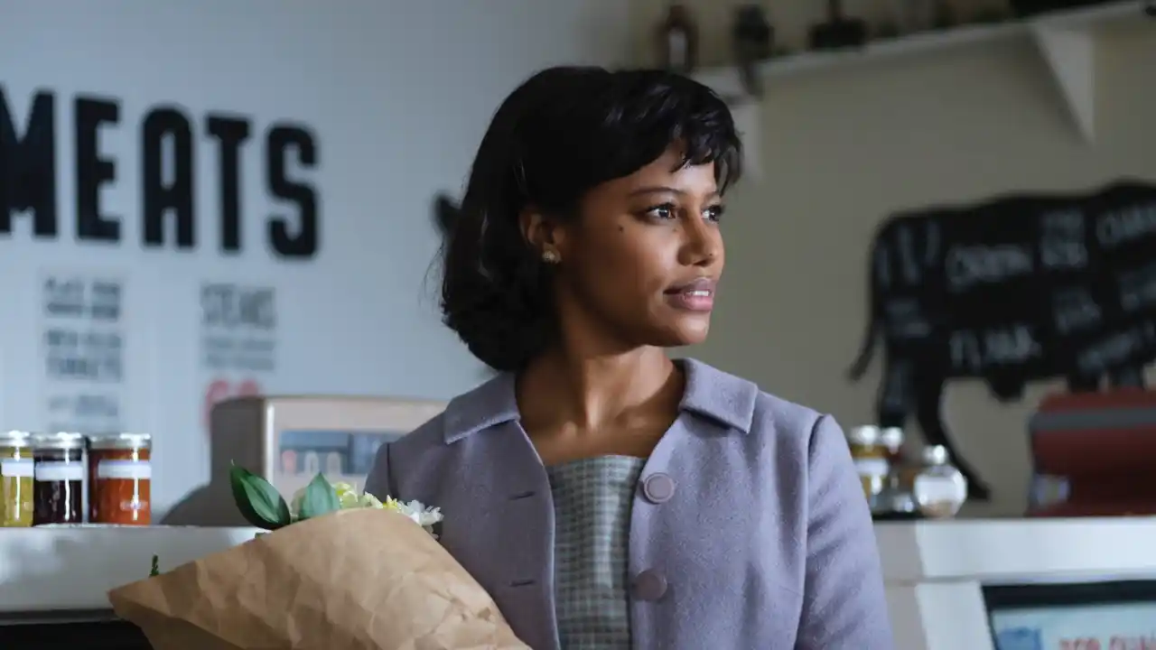 Taylour Paige como Charlotte Hanlon viendo a la ventana en It: Welcome to Derry