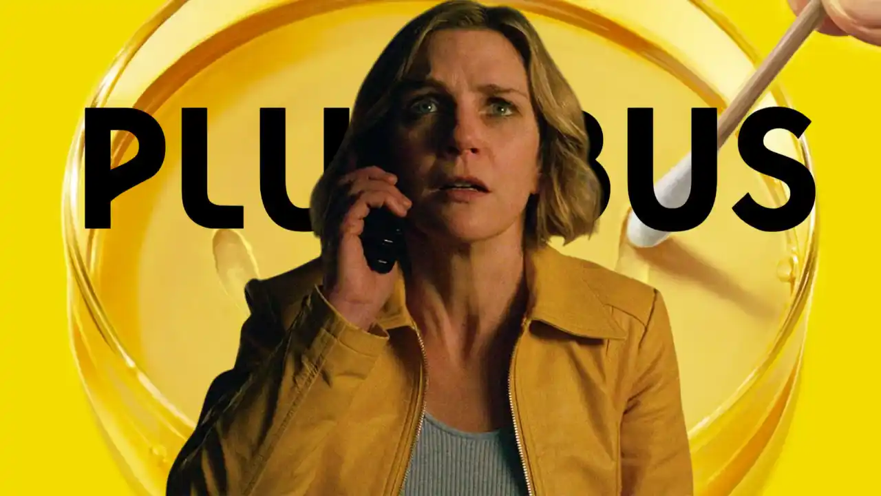 Rhea Seehorn como Carol frente al póster oficial de Pluribus