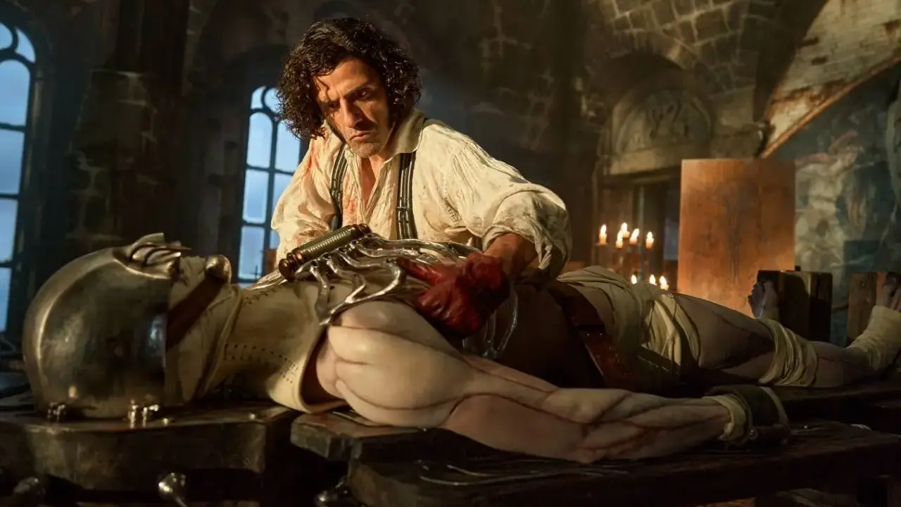 Oscar Isaac como el Victor Frankenstein creando al monstruo interpretado por Jacob Elordi en la nueva película de Guillermo del Toro