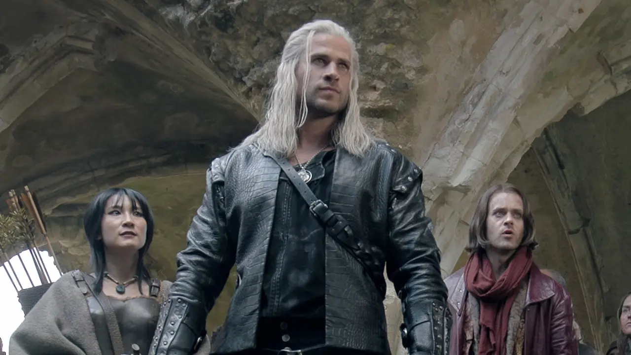 Liam Hemsworth como Geralt de Rivia frente a una multitud en la cuarta temporada de The Witcher