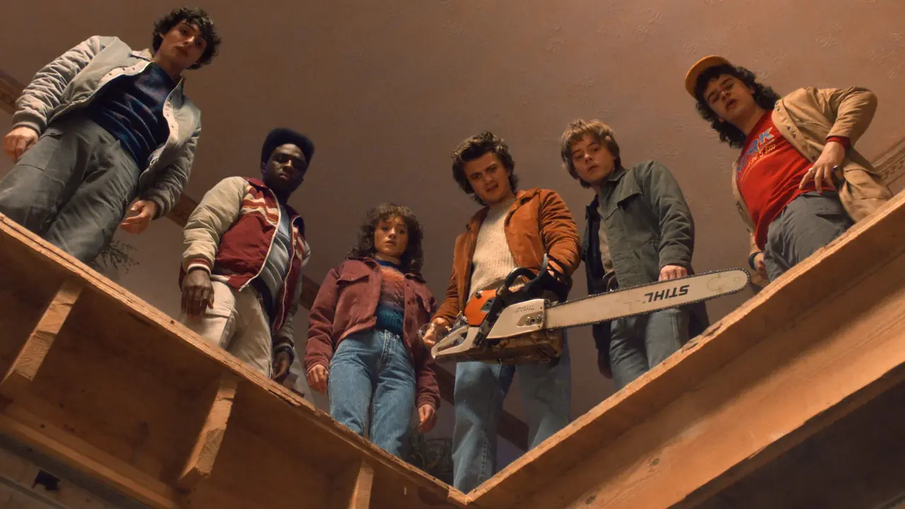 Finn Wolfhard, Caleb McLaughlin, Natalia Dyer, Joe Keery, Charlie Heaton y Gaten Matarazzo en la temporada 5 de Stranger Things