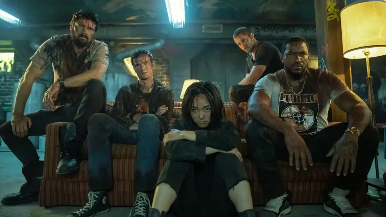 Elenco principal de The Boys en un sillón recreando la portada de uno de los cómics más icónicos